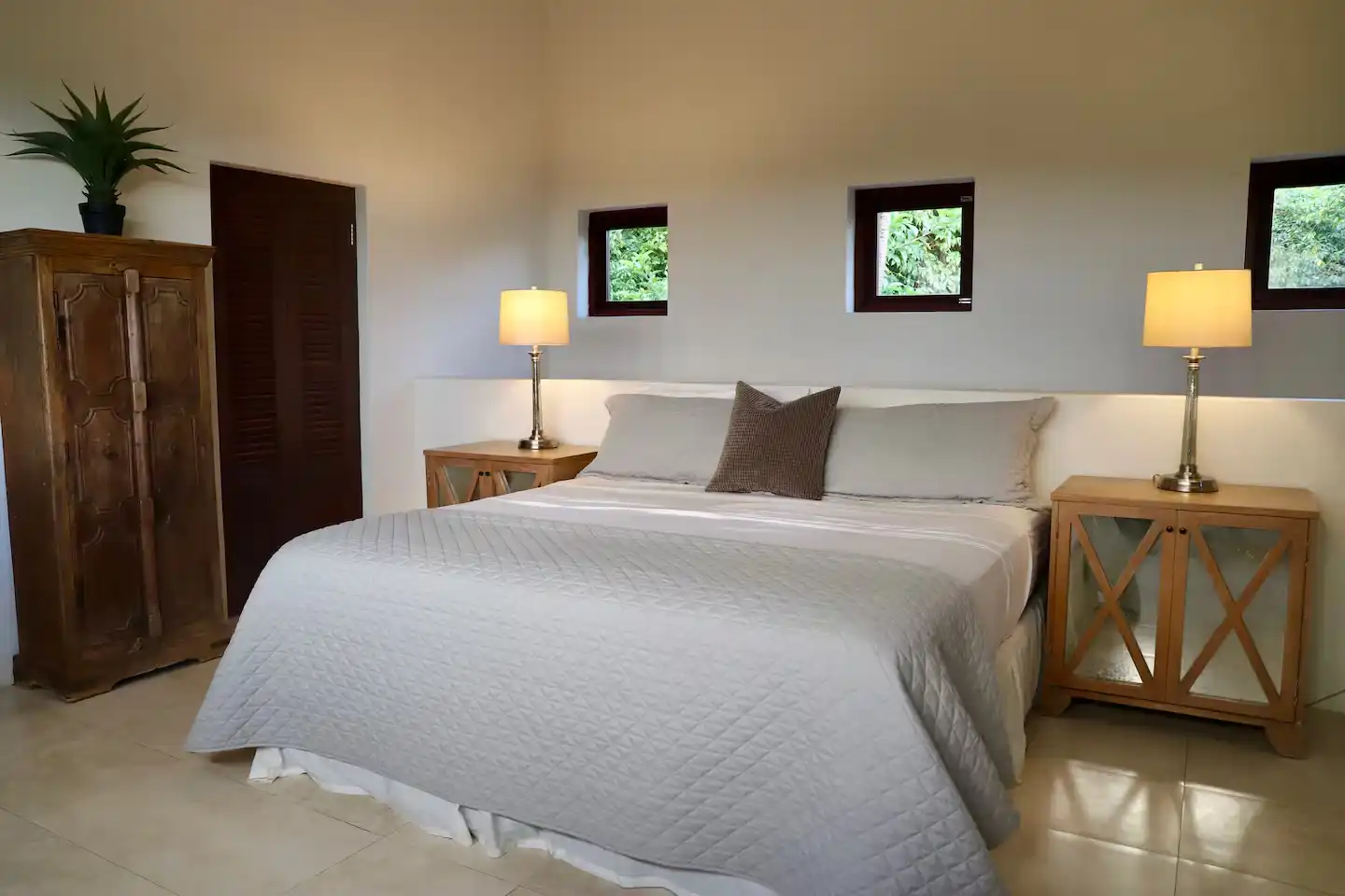 King bed room with ensuite