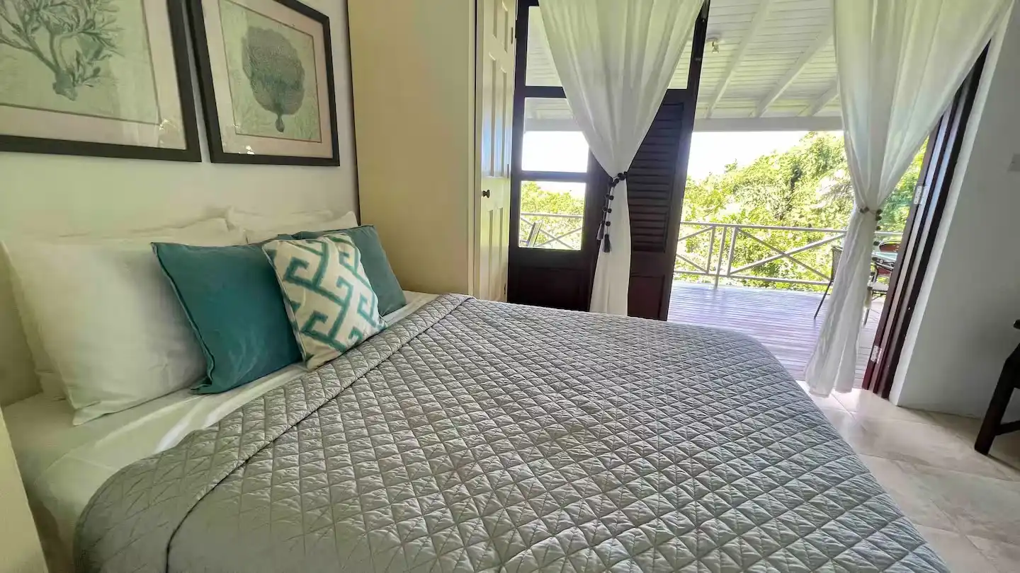 Bright queen room with Caribbean decor