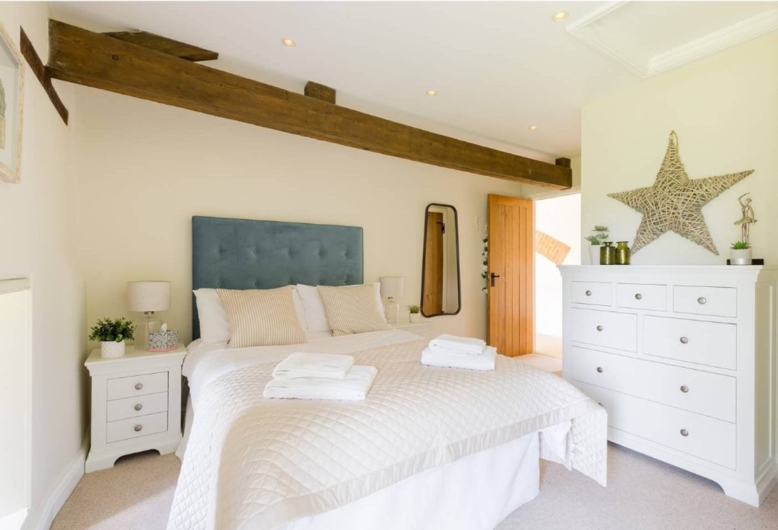 Bright single room with Jack and Jill bathroom