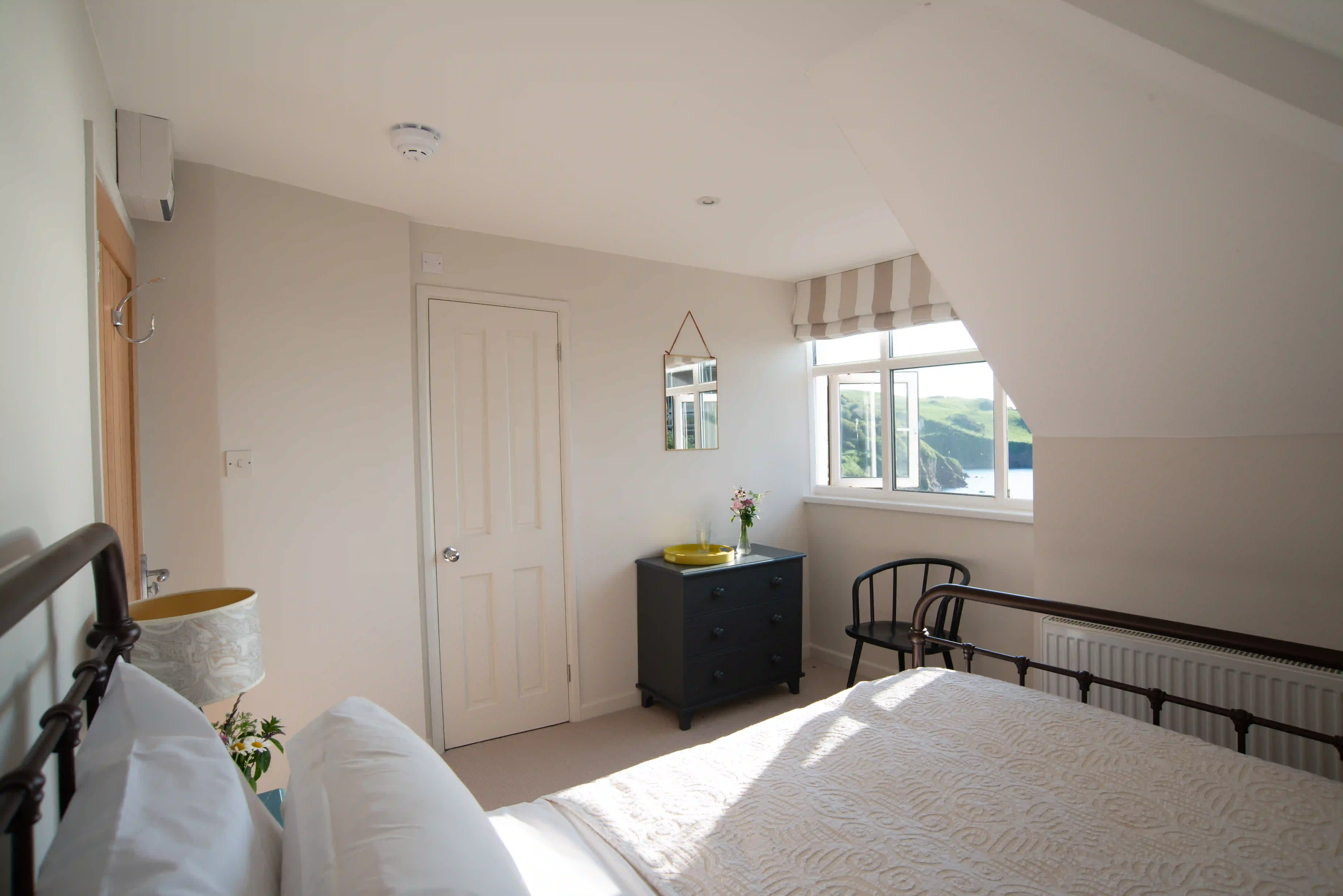 Single room with ensuite bath