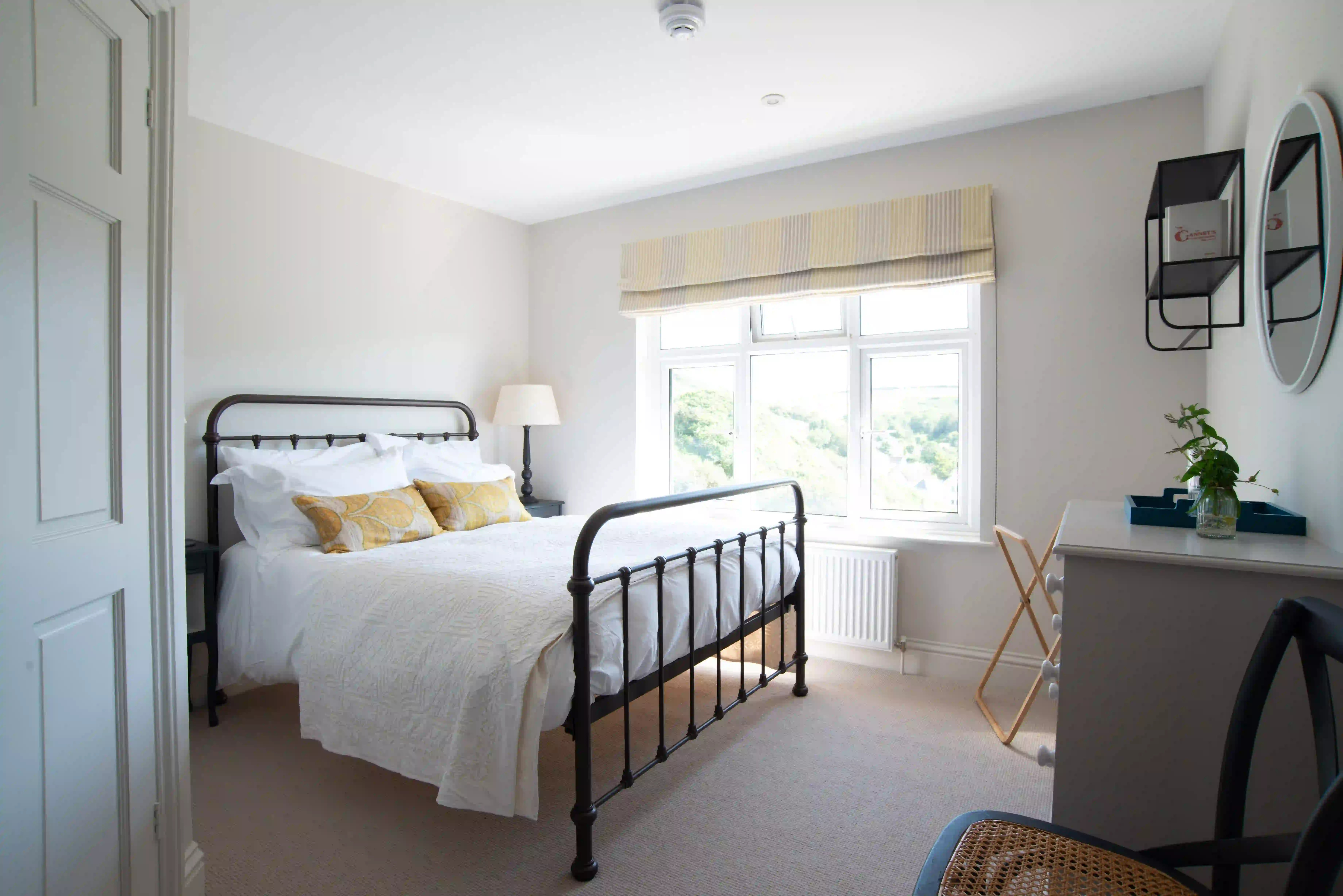 Light and airy single room with sea views